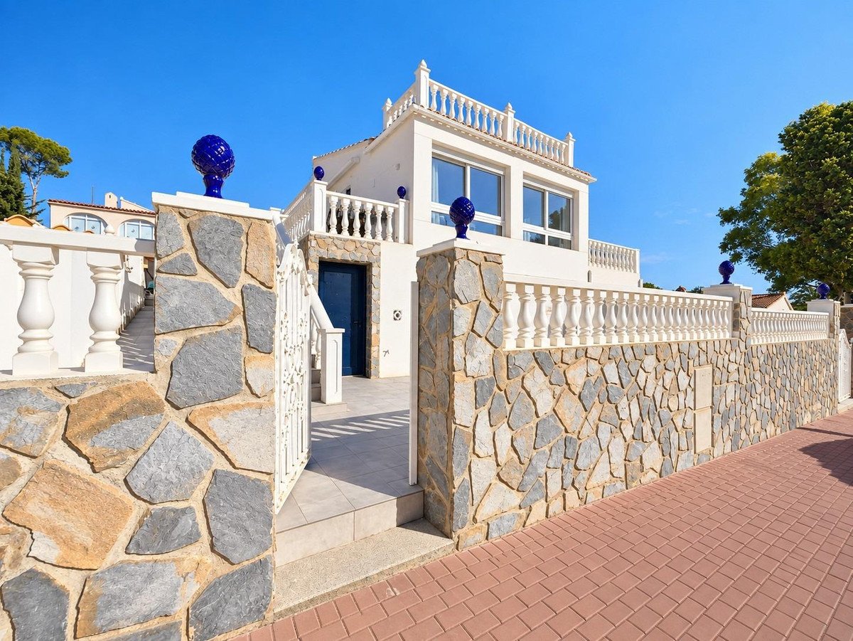 5 Bed Detached Villa in Torrevieja
