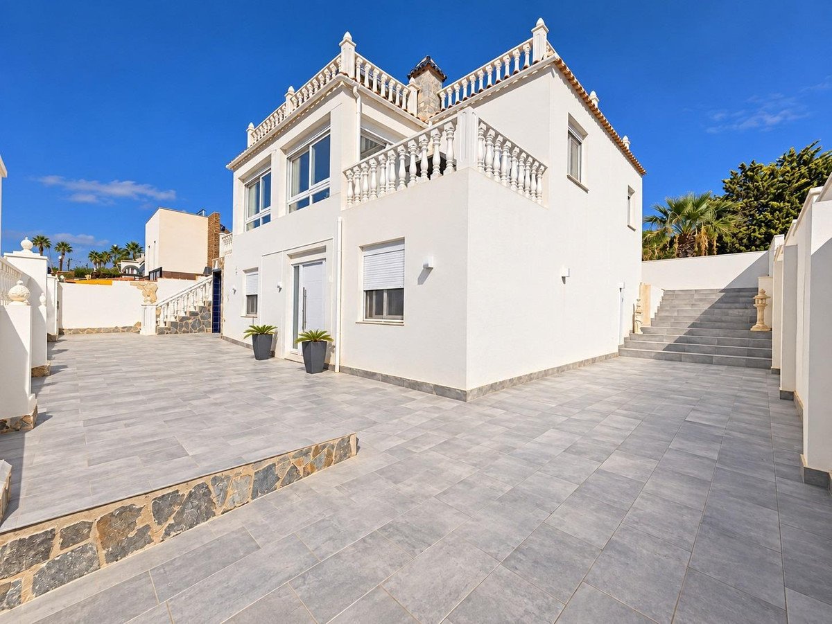 5 Bed Detached Villa in Torrevieja
