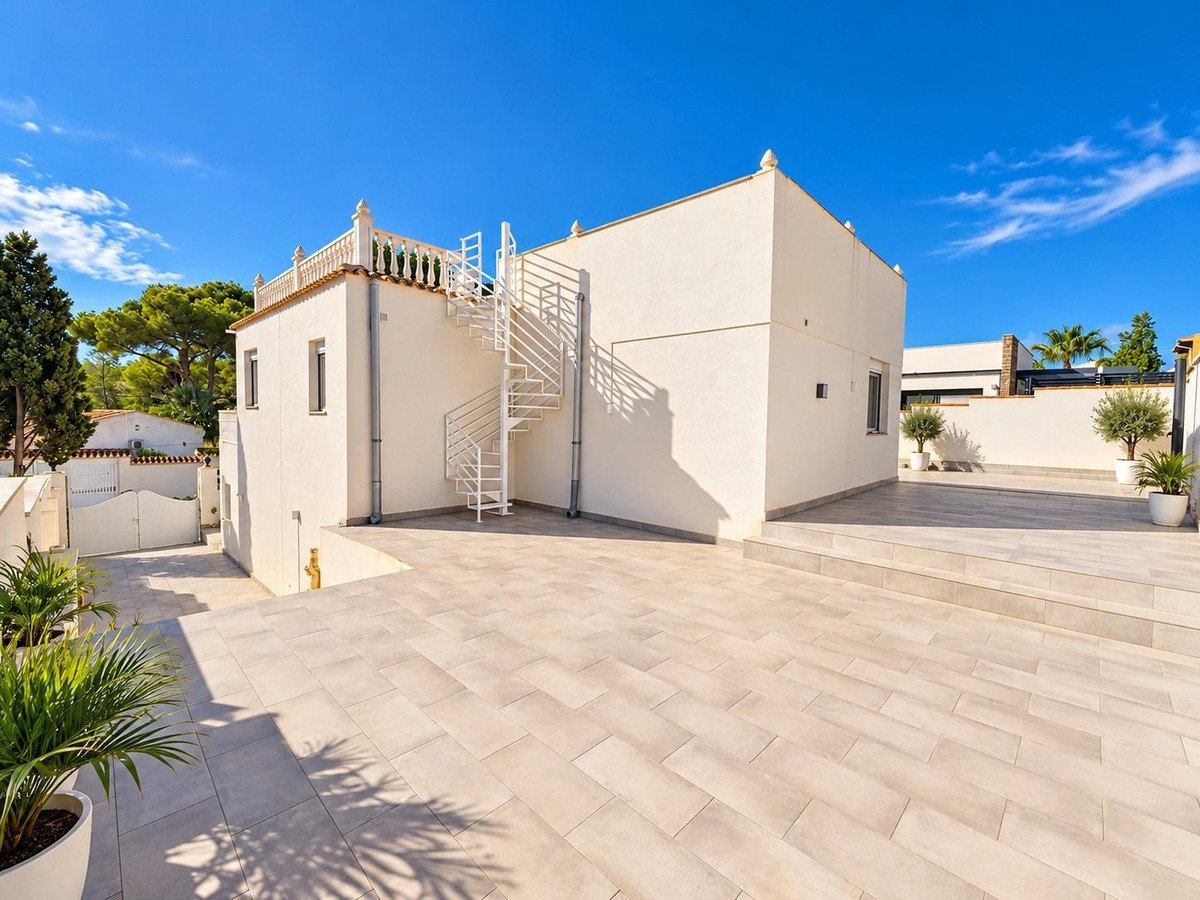 5 Bed Detached Villa in Torrevieja