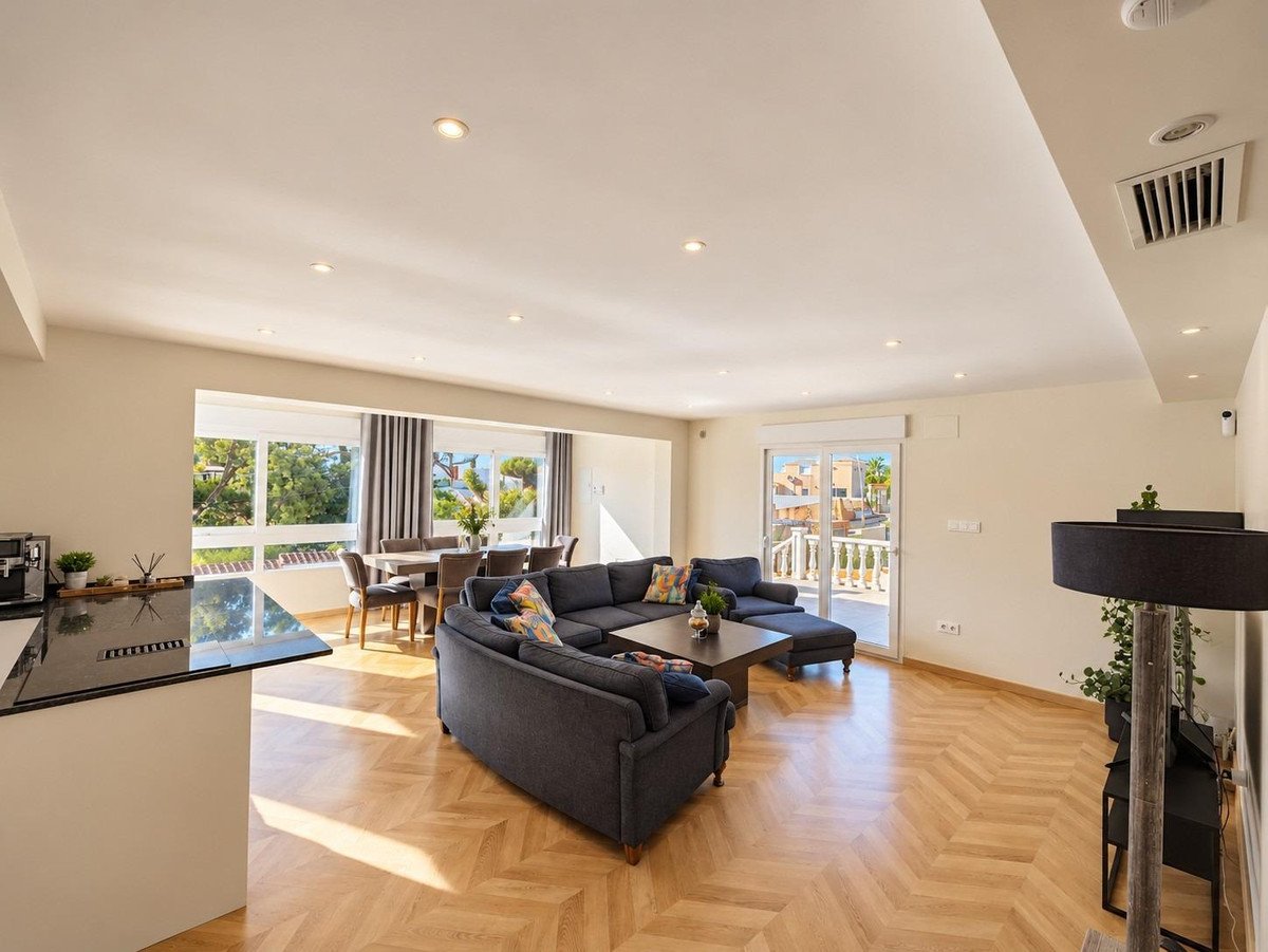 5 Bed Detached Villa in Torrevieja