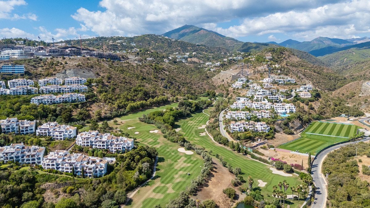 3 Bed Middle Floor Apartment in Benahavís