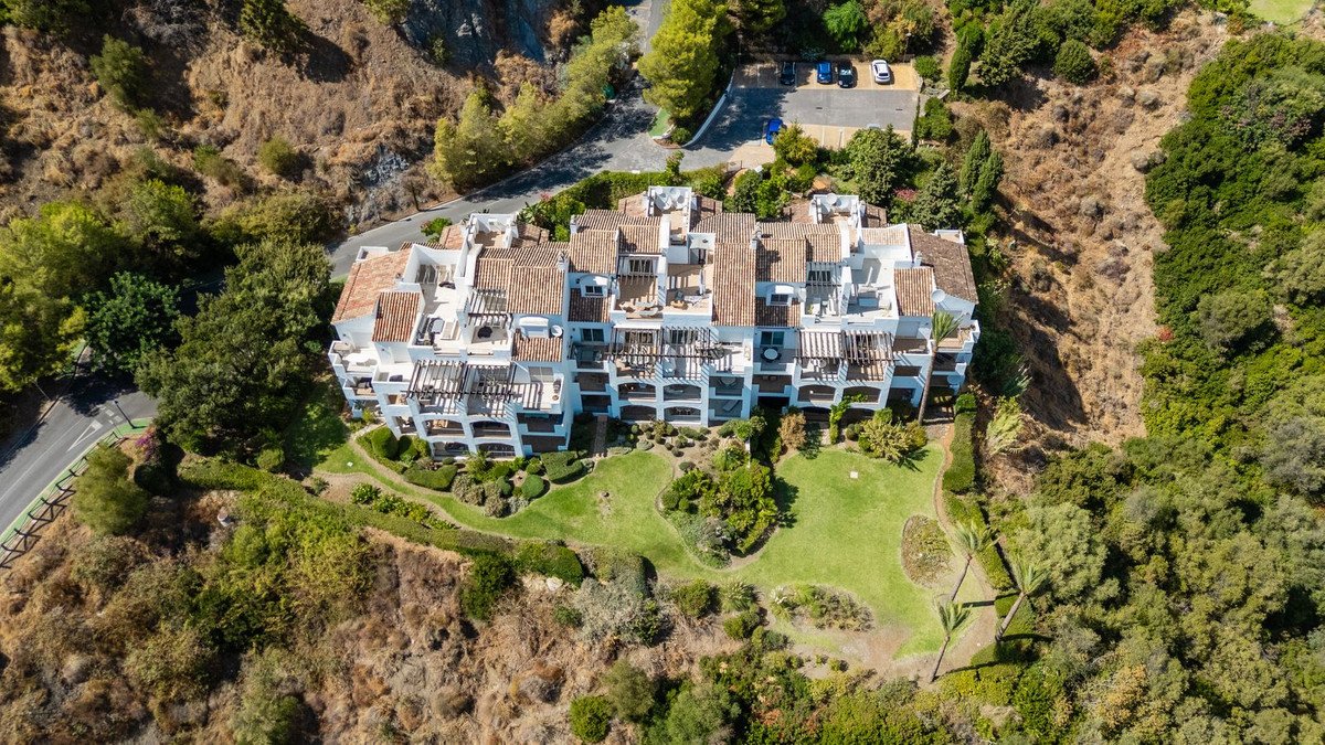 3 Bed Middle Floor Apartment in Benahavís