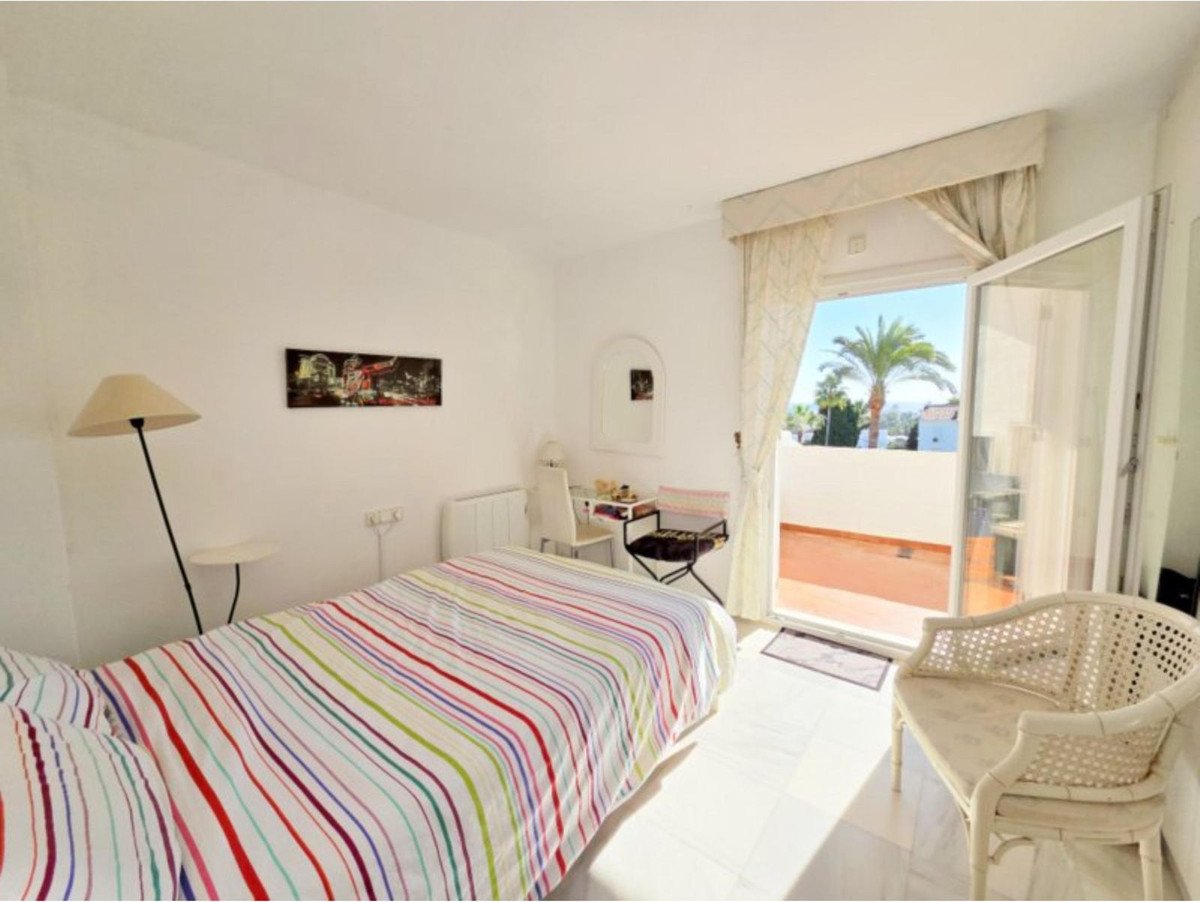 3 Bed Middle Floor Apartment in La Duquesa