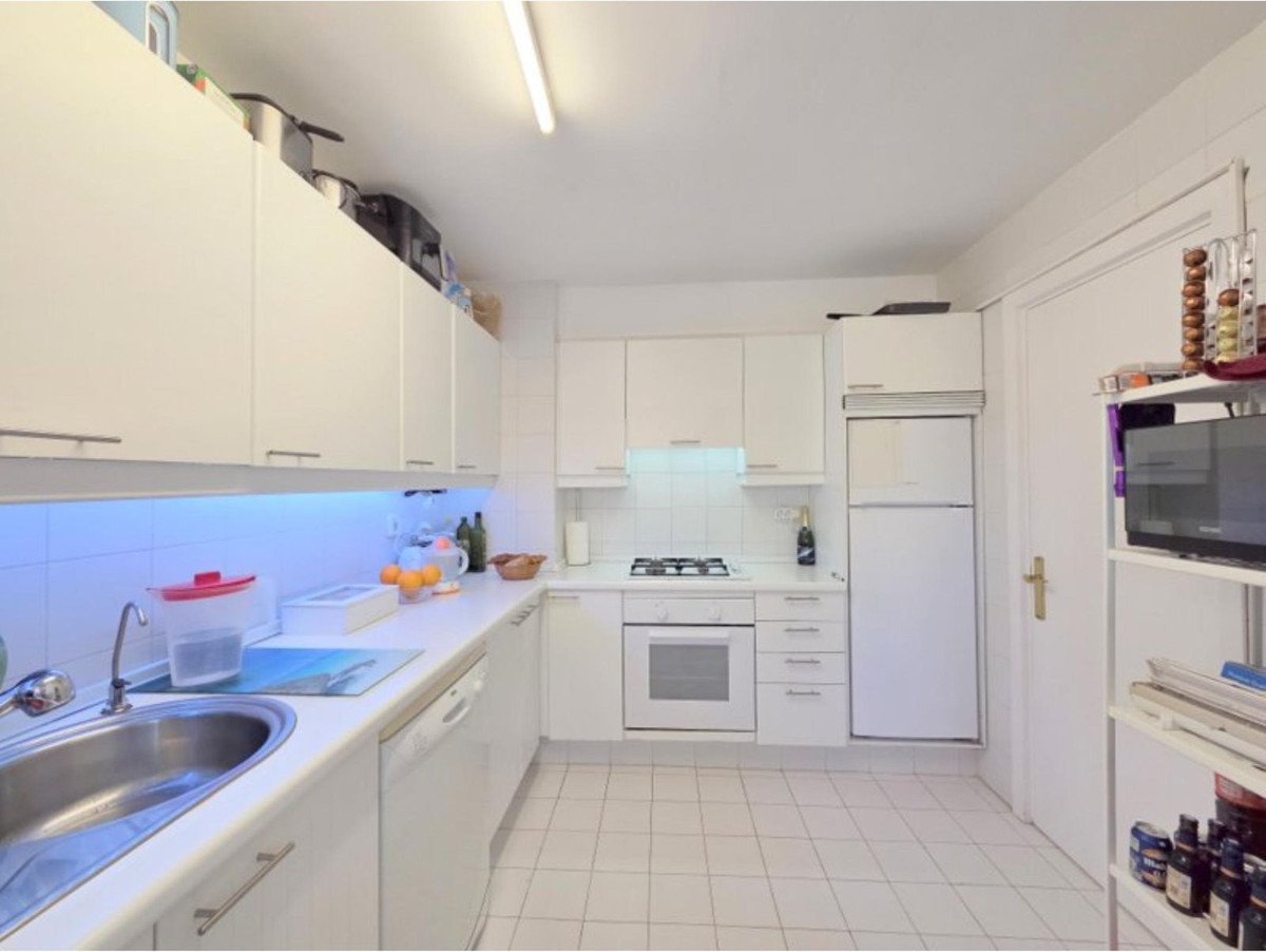 3 Bed Middle Floor Apartment in La Duquesa