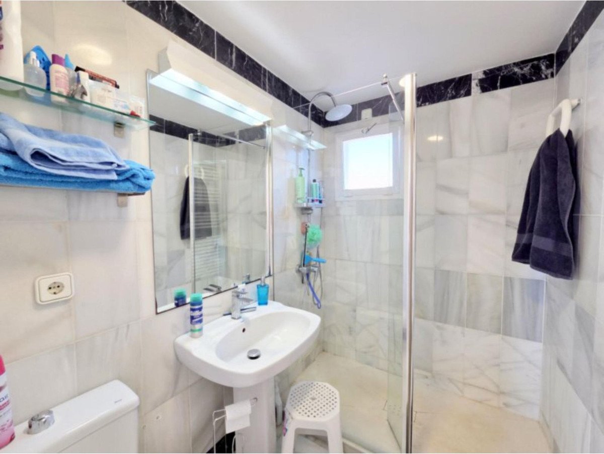 3 Bed Middle Floor Apartment in La Duquesa