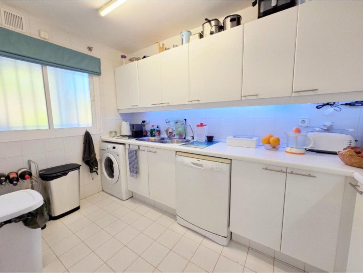 3 Bed Middle Floor Apartment in La Duquesa