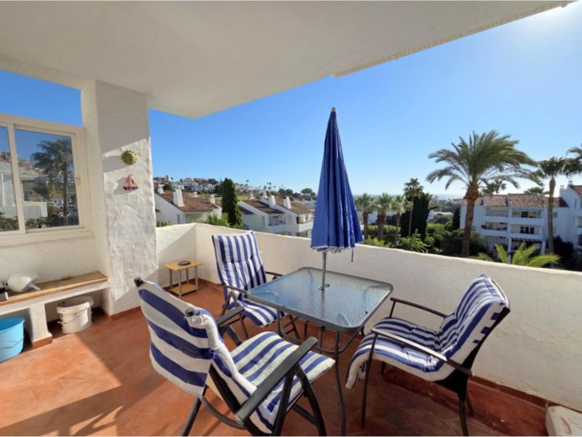 3 Bed Middle Floor Apartment in La Duquesa