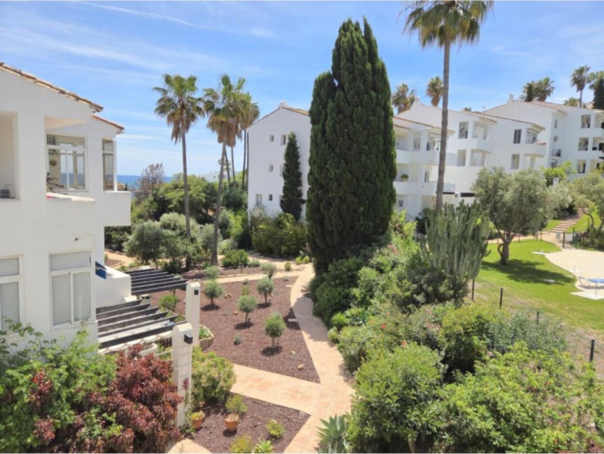 3 Bed Middle Floor Apartment in La Duquesa