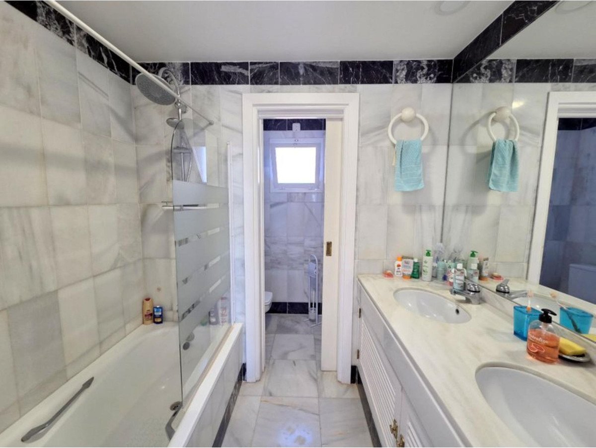 3 Bed Middle Floor Apartment in La Duquesa