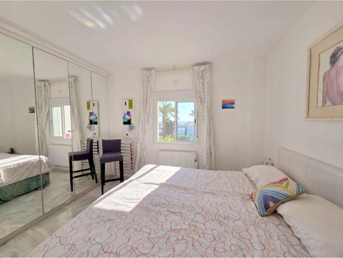 3 Bed Middle Floor Apartment in La Duquesa