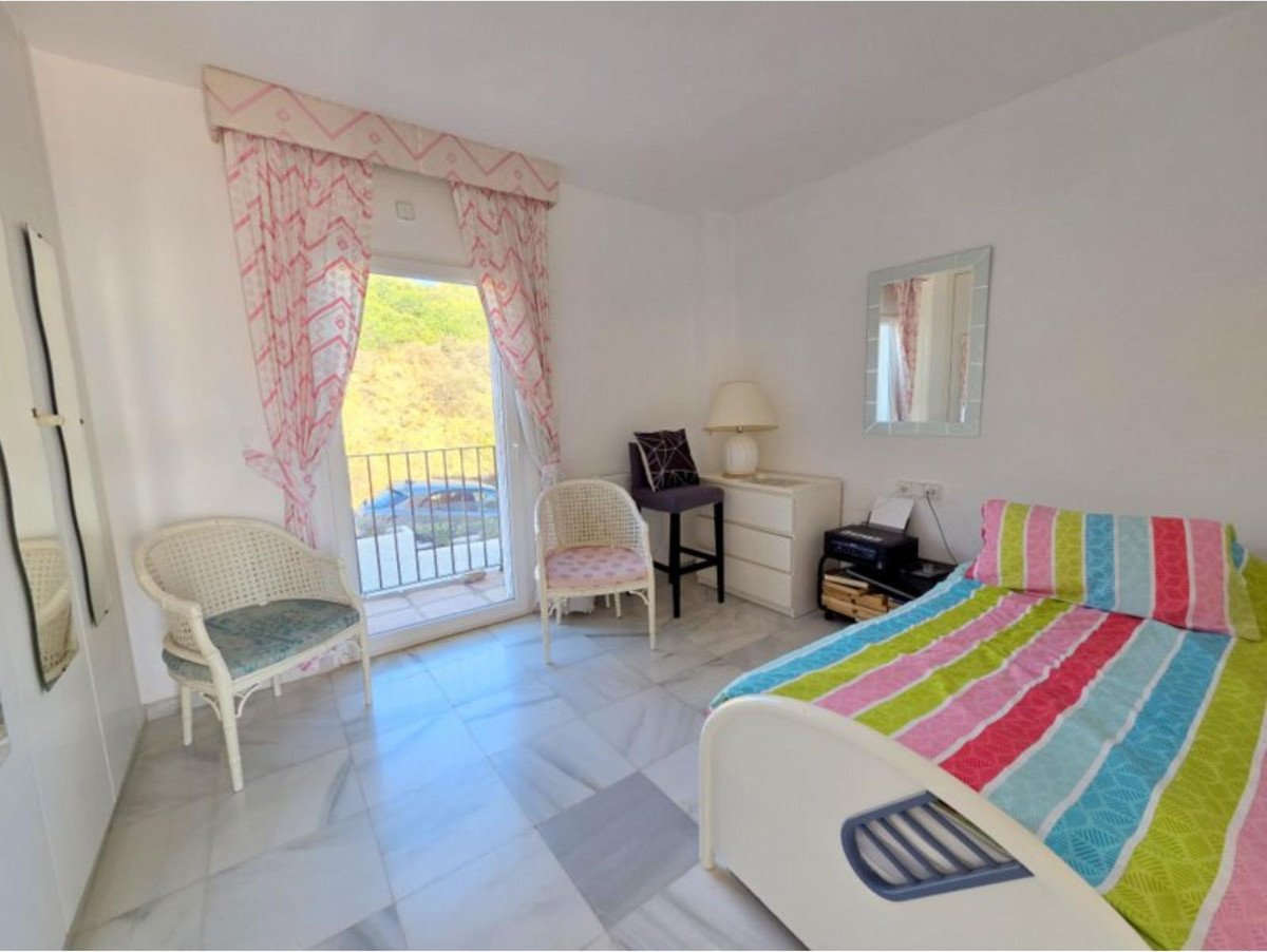 3 Bed Middle Floor Apartment in La Duquesa