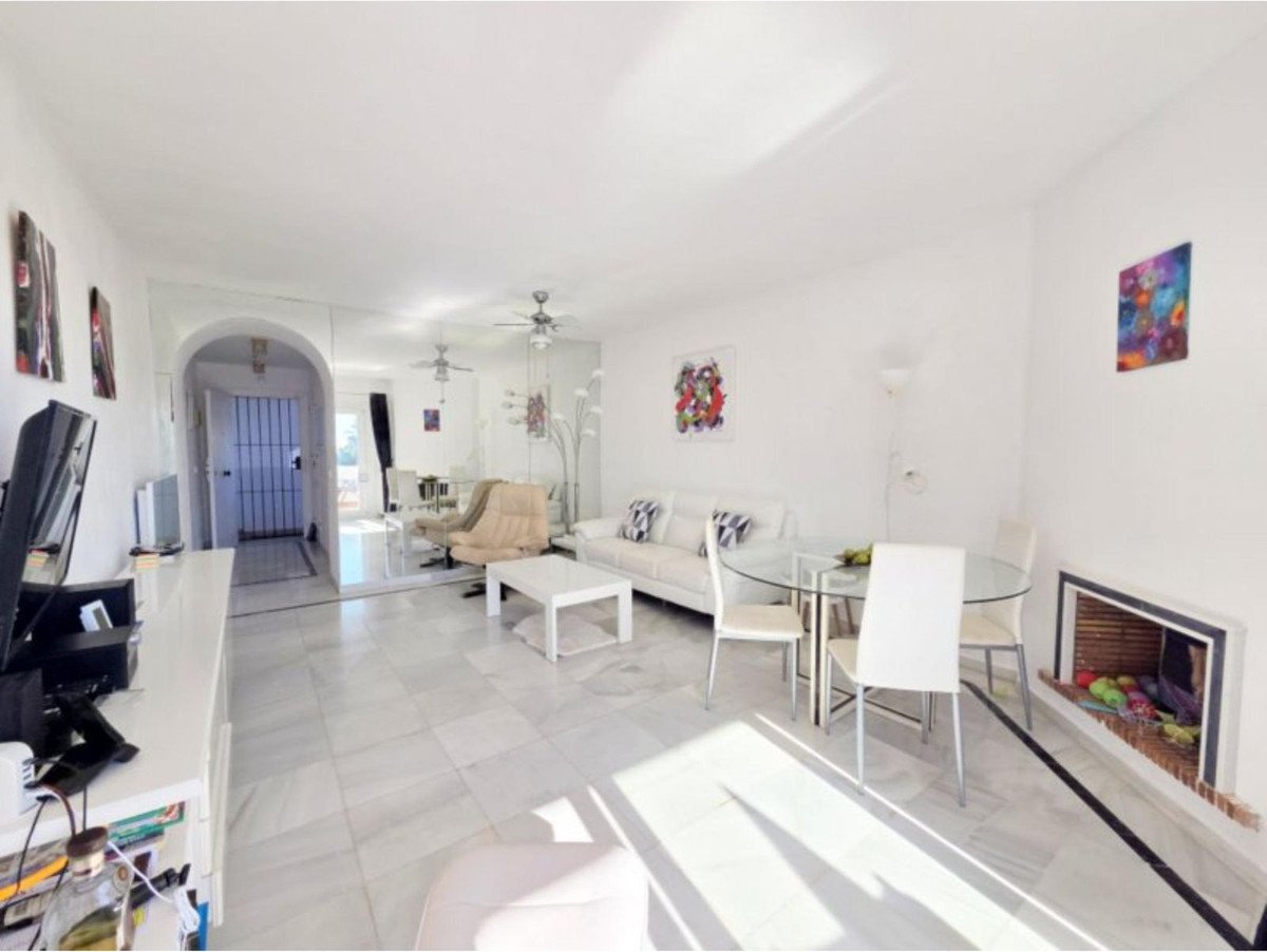 3 Bed Middle Floor Apartment in La Duquesa