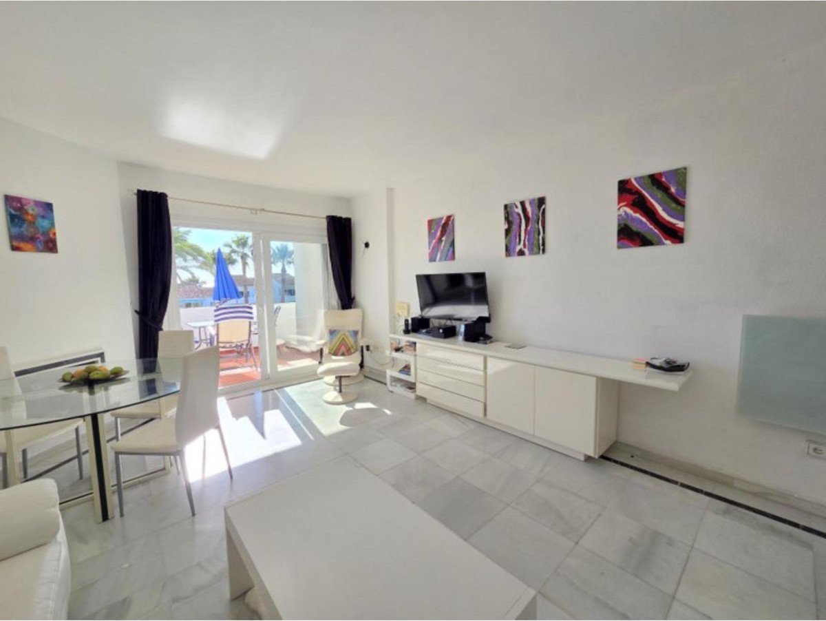 3 Bed Middle Floor Apartment in La Duquesa