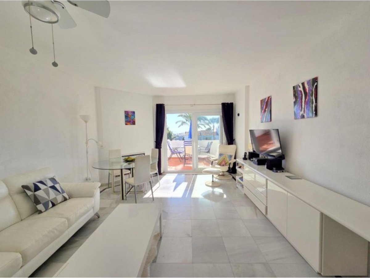 3 Bed Middle Floor Apartment in La Duquesa