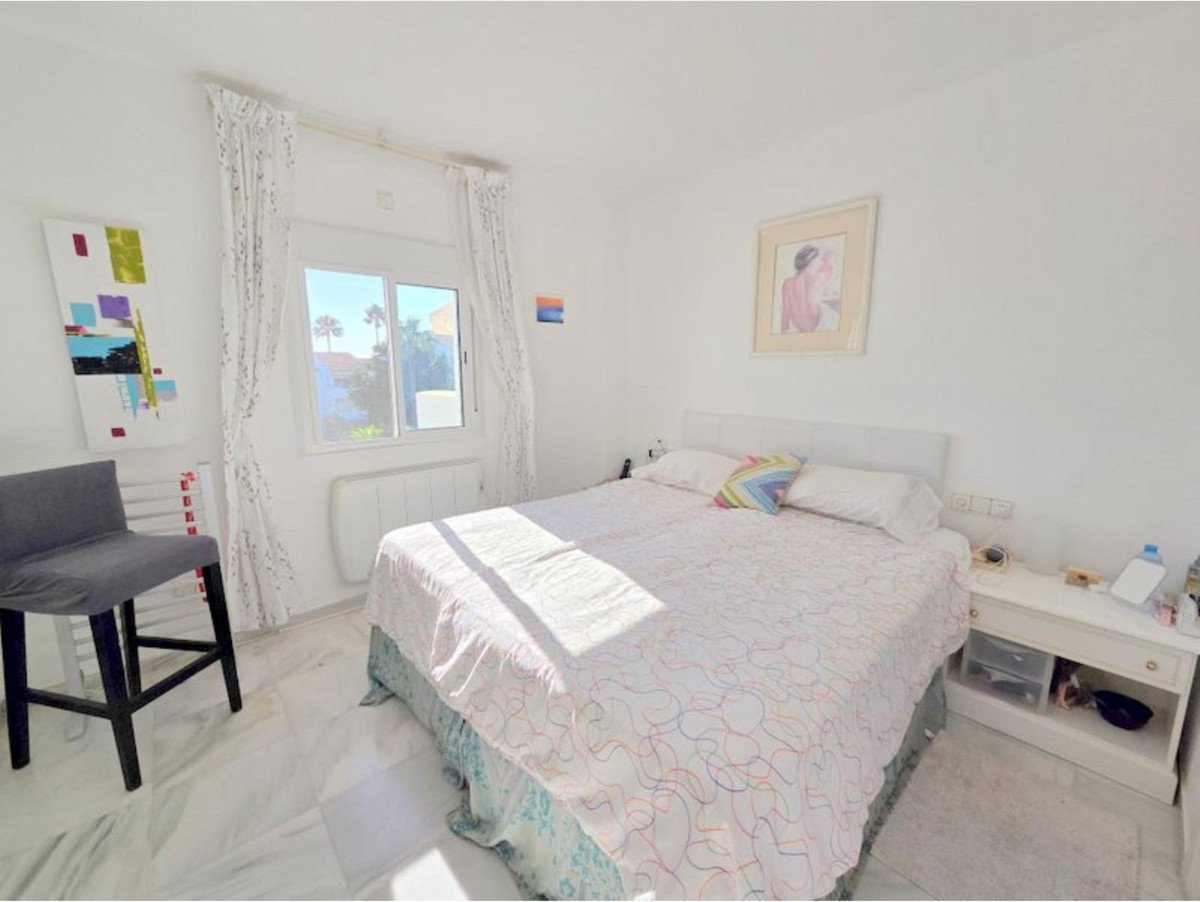 3 Bed Middle Floor Apartment in La Duquesa