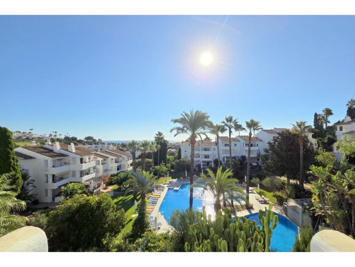 3 Bed Middle Floor Apartment in La Duquesa