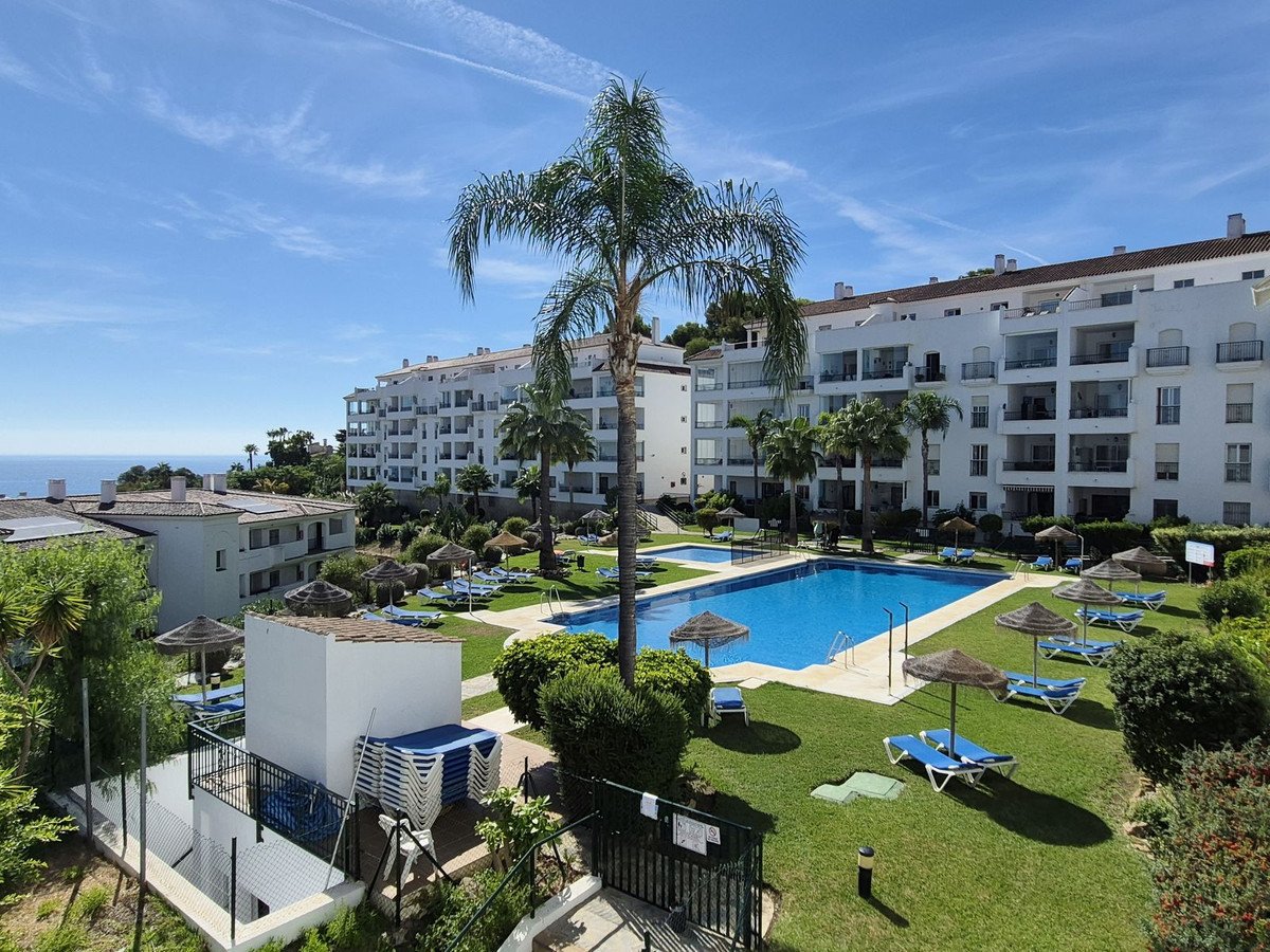 2 Bed Middle Floor Apartment in Miraflores