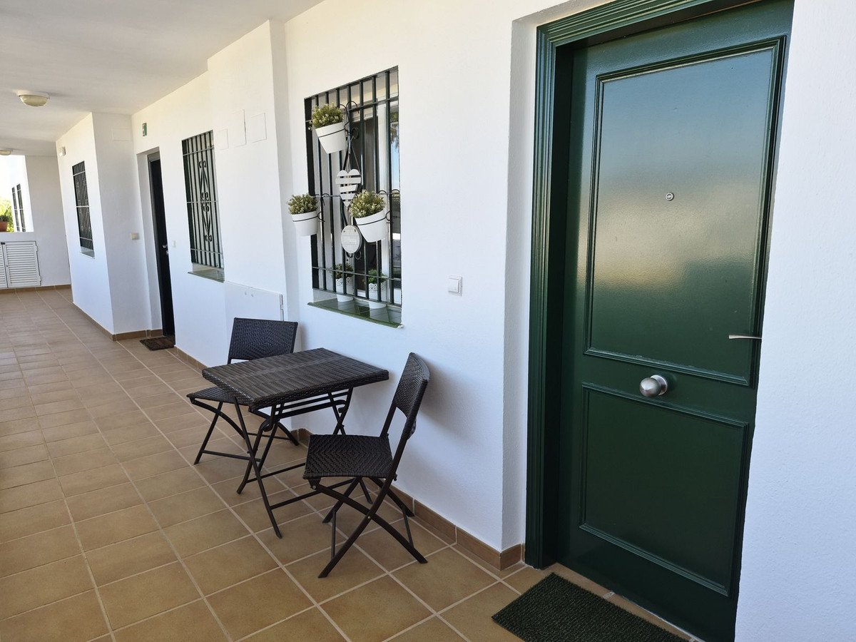 2 Bed Middle Floor Apartment in Miraflores