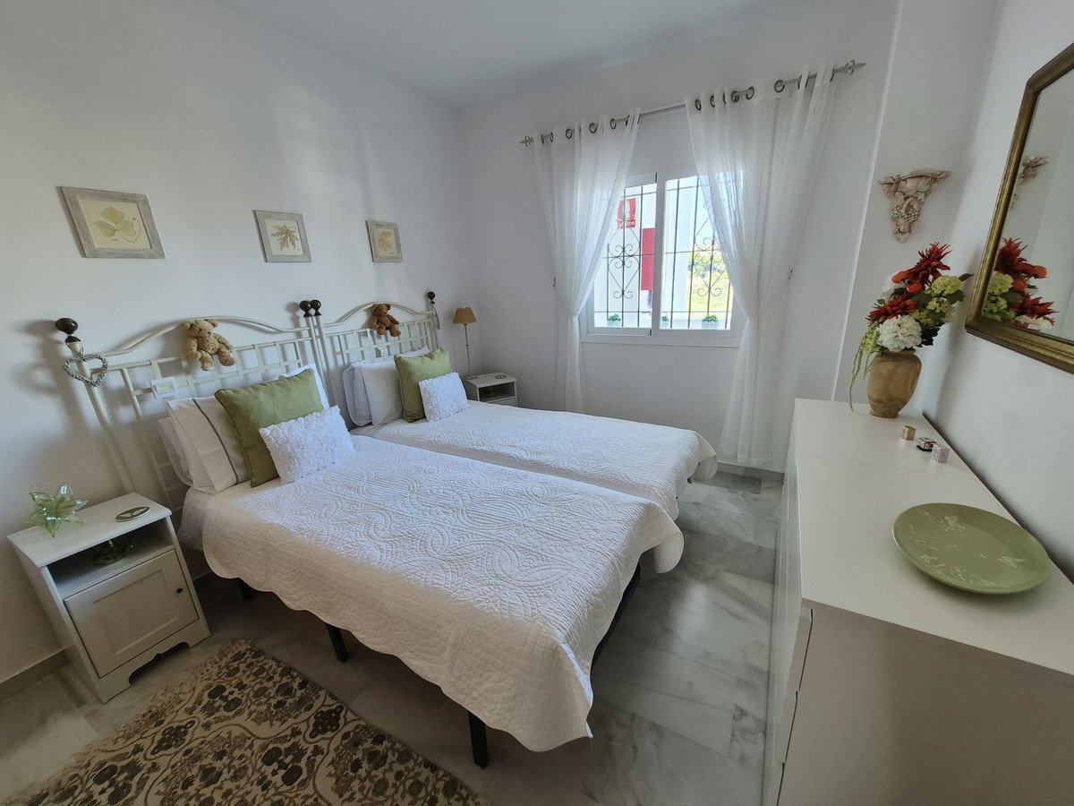 2 Bed Middle Floor Apartment in Miraflores