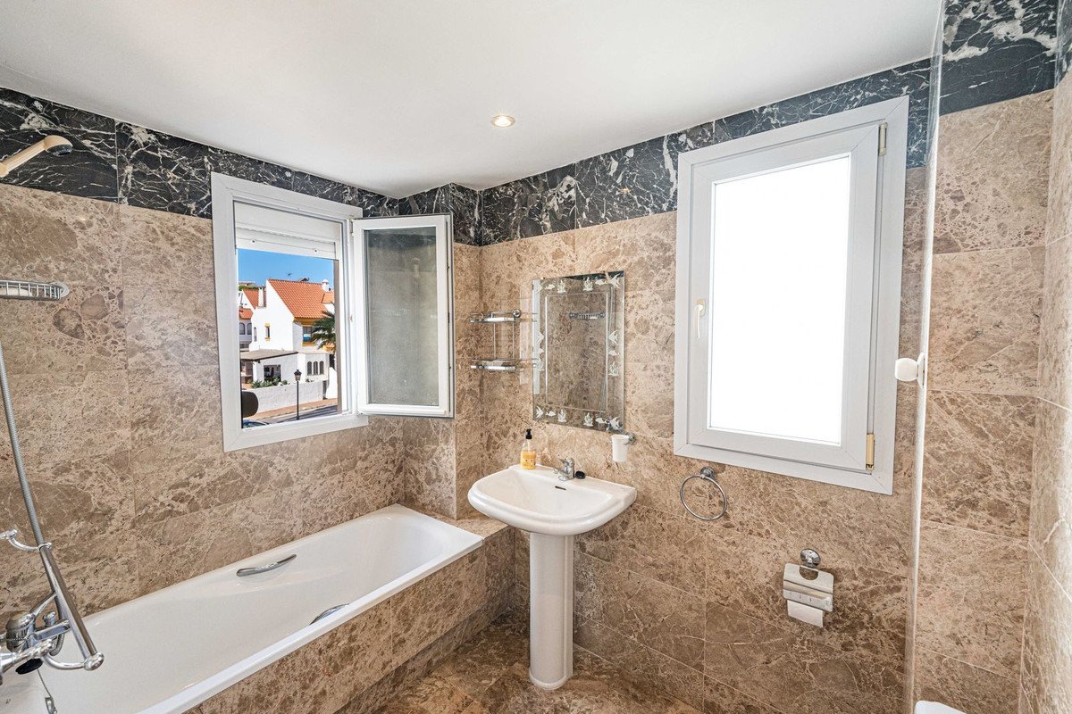 3 Bed Middle Floor Apartment in Estepona