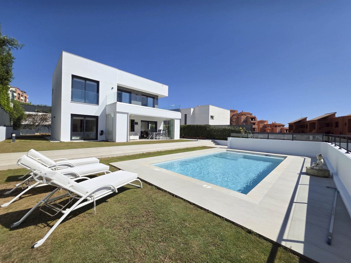 3 Bed Detached Villa in La Duquesa