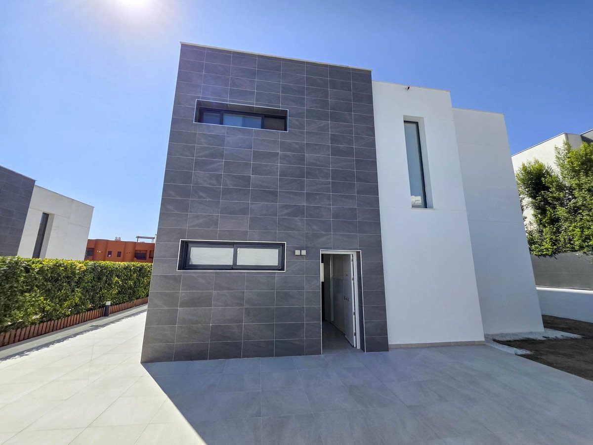 3 Bed Detached Villa in La Duquesa