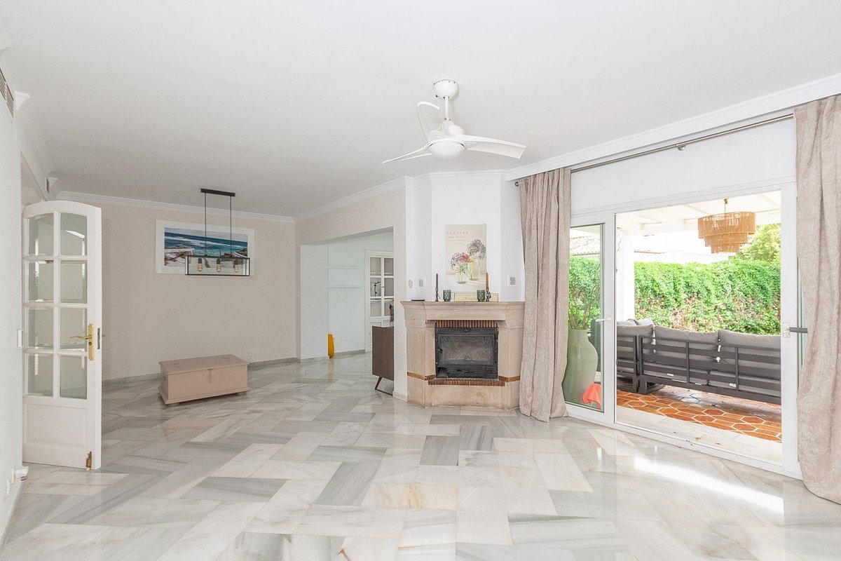 4 Bed Detached Villa in Elviria