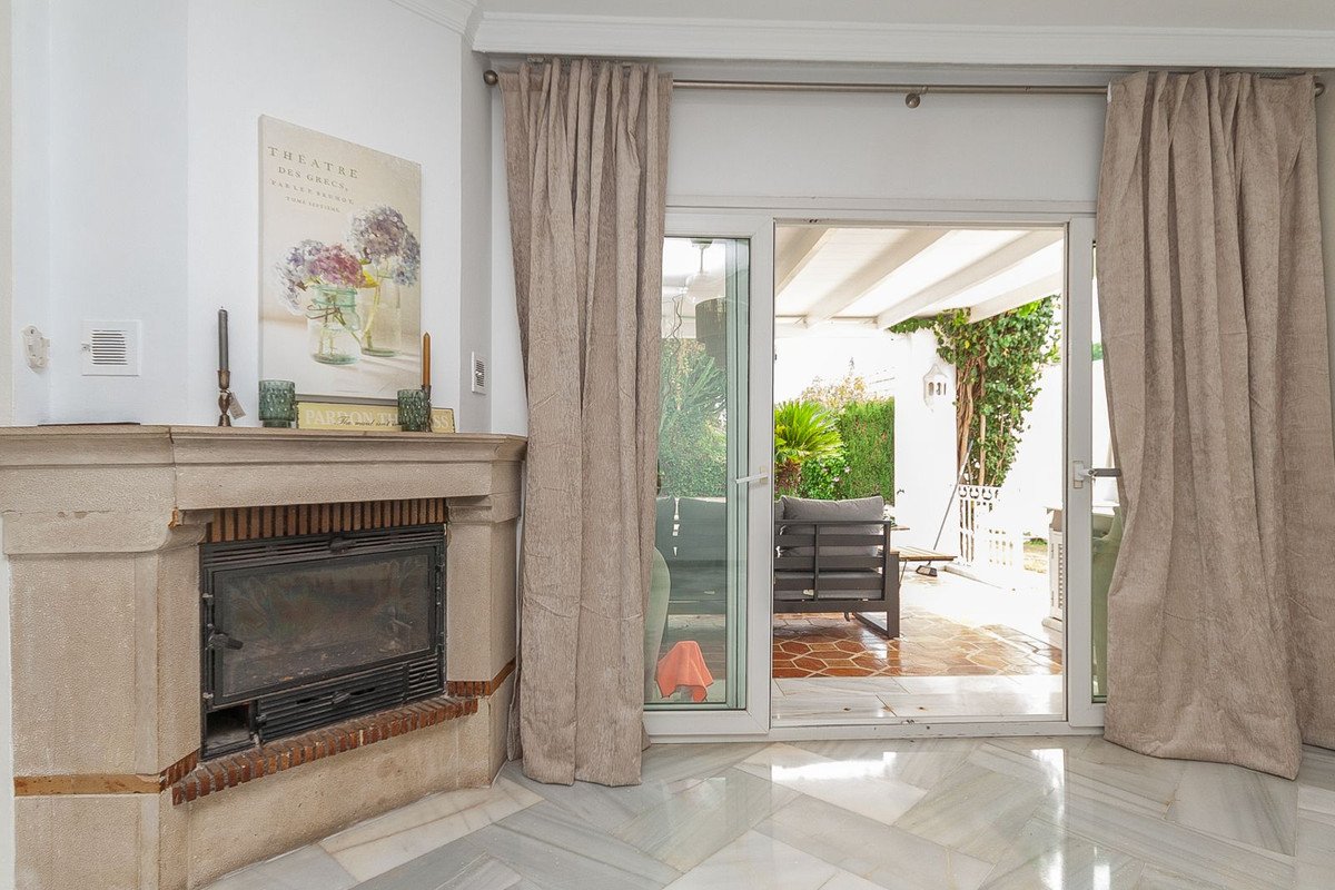4 Bed Detached Villa in Elviria