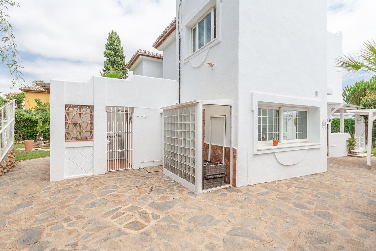 4 Bed Detached Villa in Elviria