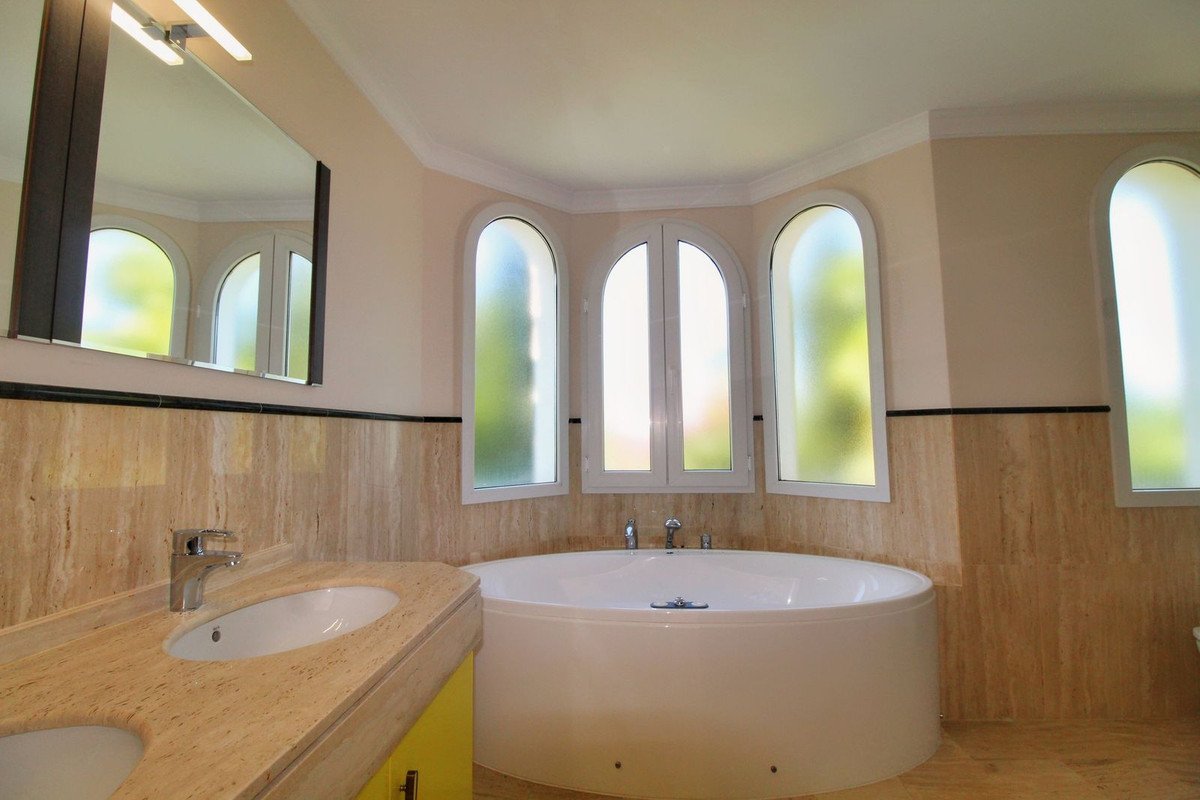 4 Bed Detached Villa in Guadalmina Alta