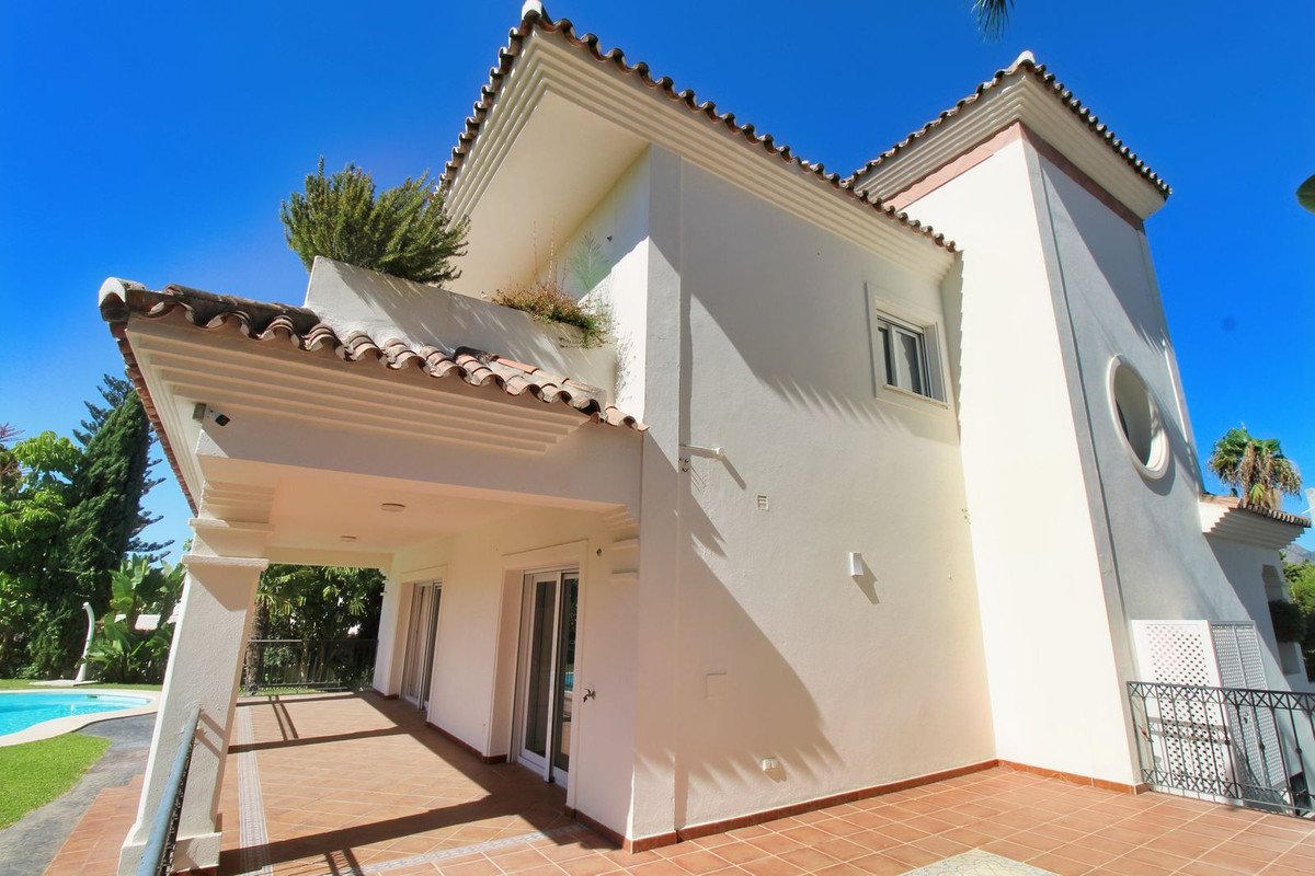 4 Bed Detached Villa in Guadalmina Alta