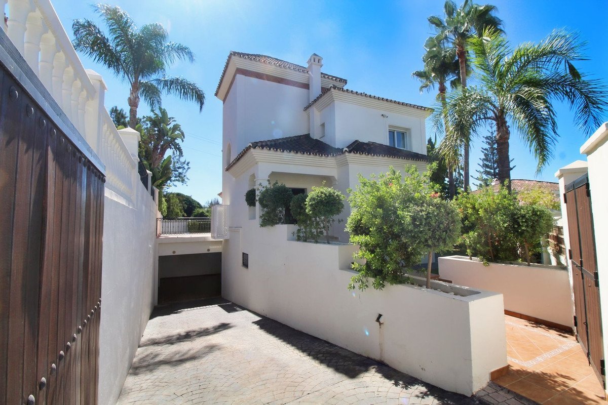 4 Bed Detached Villa in Guadalmina Alta