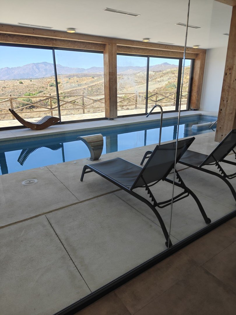 2 Bed Top Floor Apartment in Benahavís