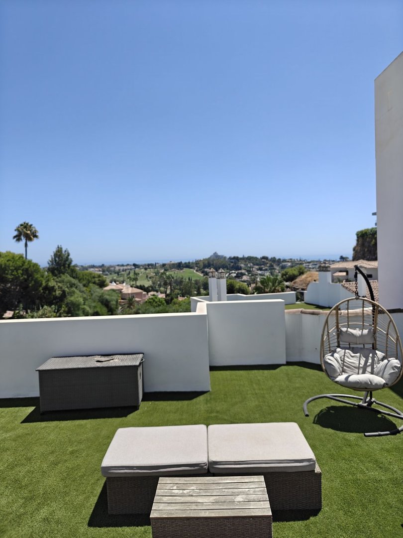 2 Bed Top Floor Apartment in Benahavís
