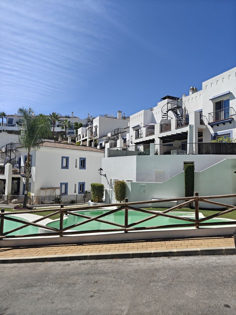 2 Bed Top Floor Apartment in Benahavís