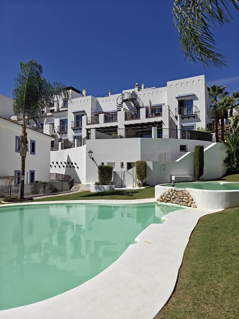 2 Bed Top Floor Apartment in Benahavís