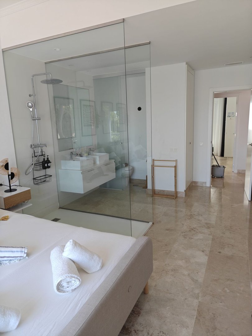 2 Bed Top Floor Apartment in Benahavís
