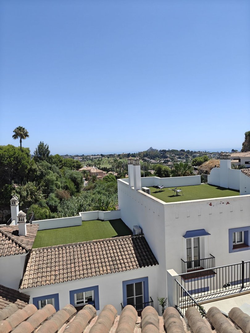 2 Bed Top Floor Apartment in Benahavís