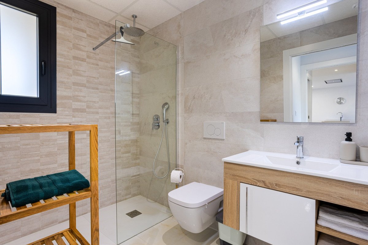 2 Bed Ground Floor Apartment in Los Altos