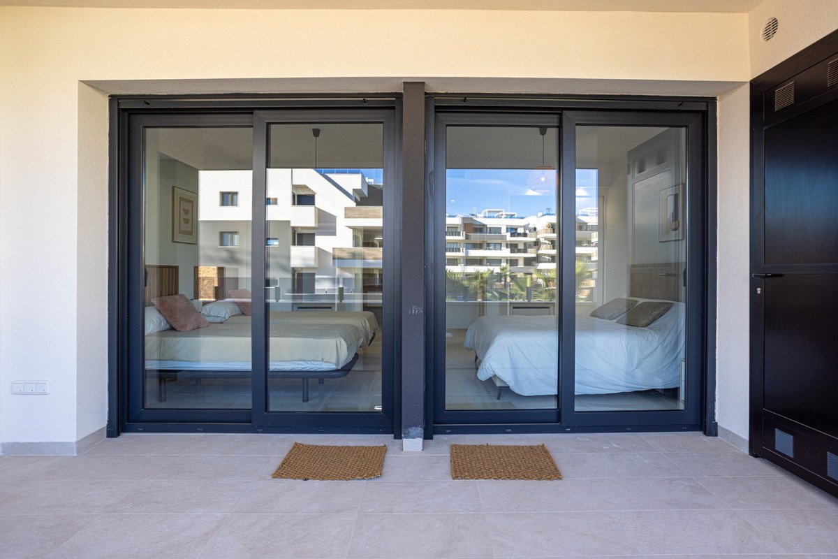 2 Bed Ground Floor Apartment in Los Altos