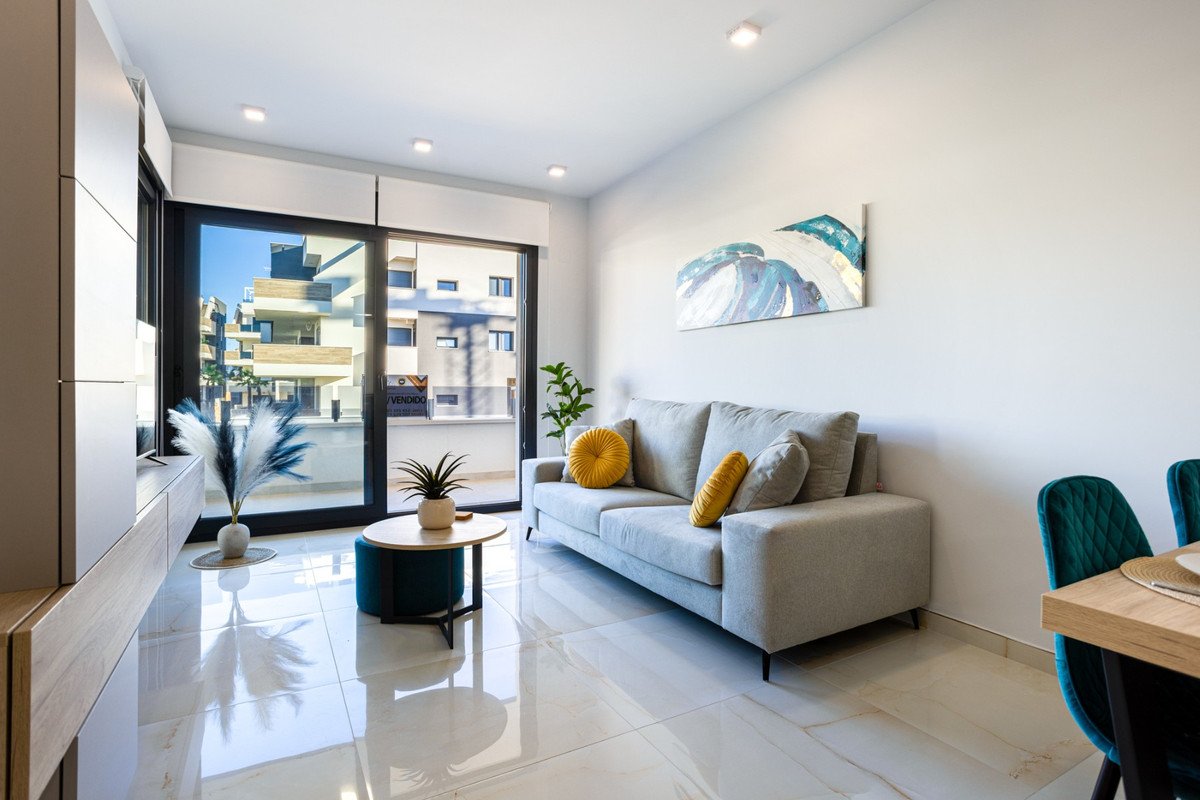 2 Bed Ground Floor Apartment in Los Altos