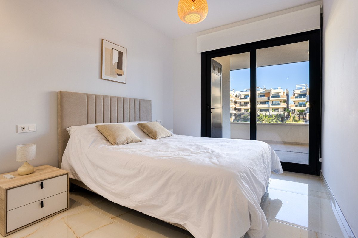 2 Bed Ground Floor Apartment in Los Altos