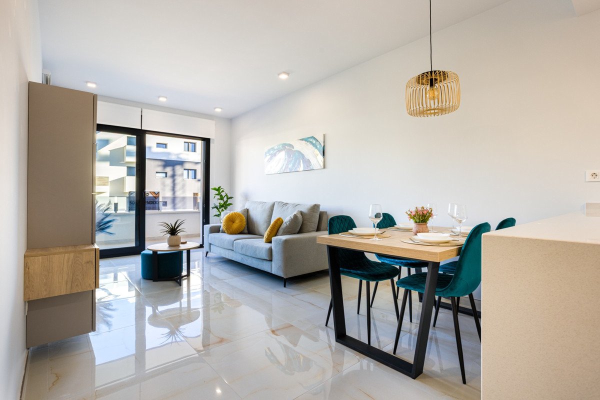 2 Bed Ground Floor Apartment in Los Altos