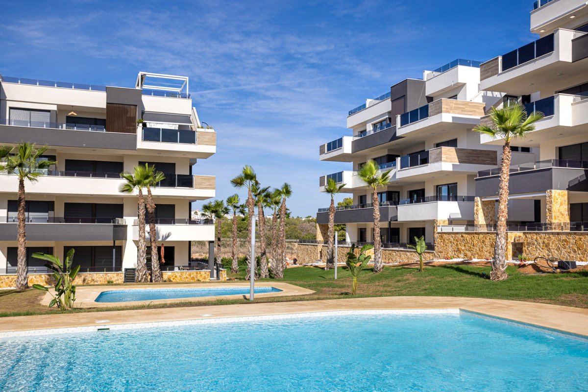 2 Bed Ground Floor Apartment in Los Altos