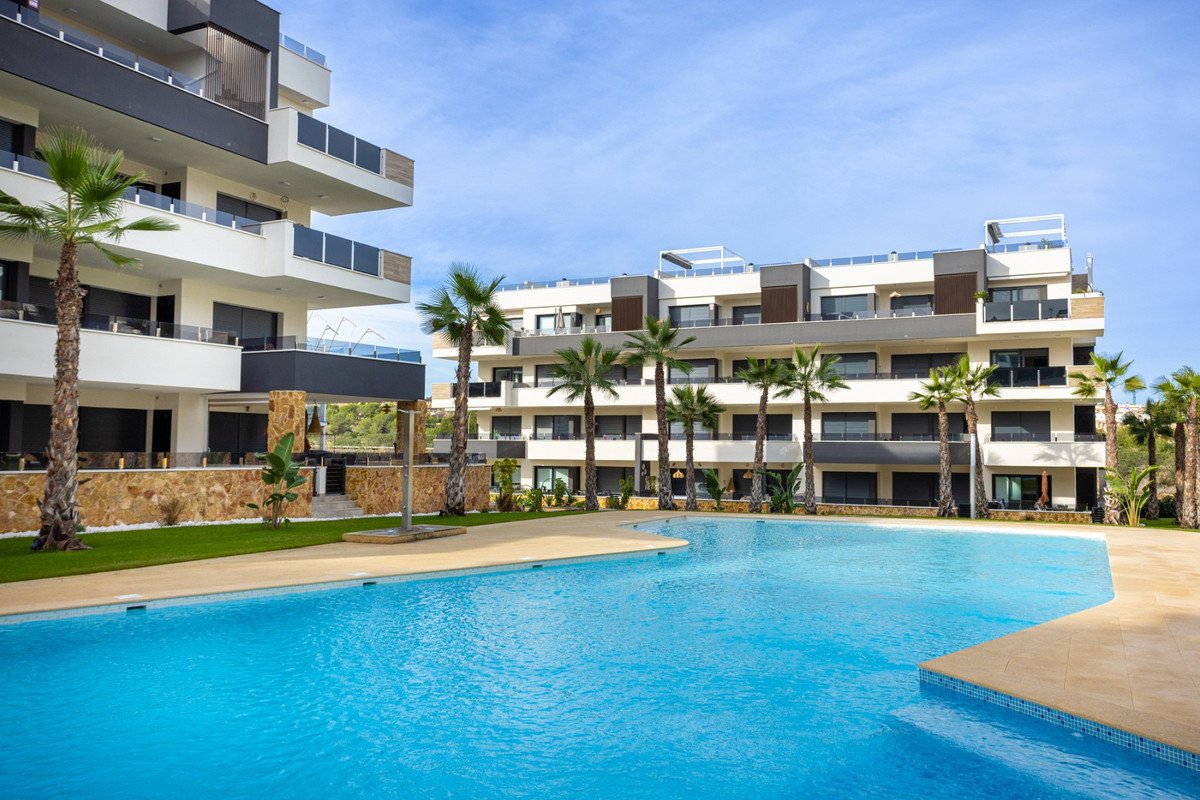 2 Bed Ground Floor Apartment in Los Altos