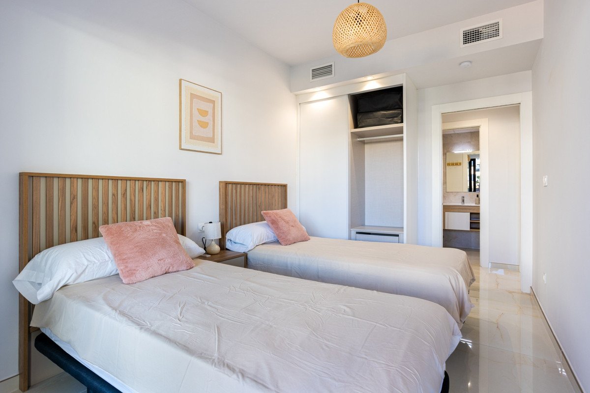 2 Bed Ground Floor Apartment in Los Altos