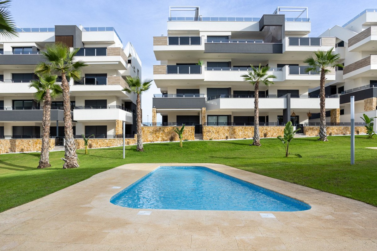 2 Bed Ground Floor Apartment in Los Altos