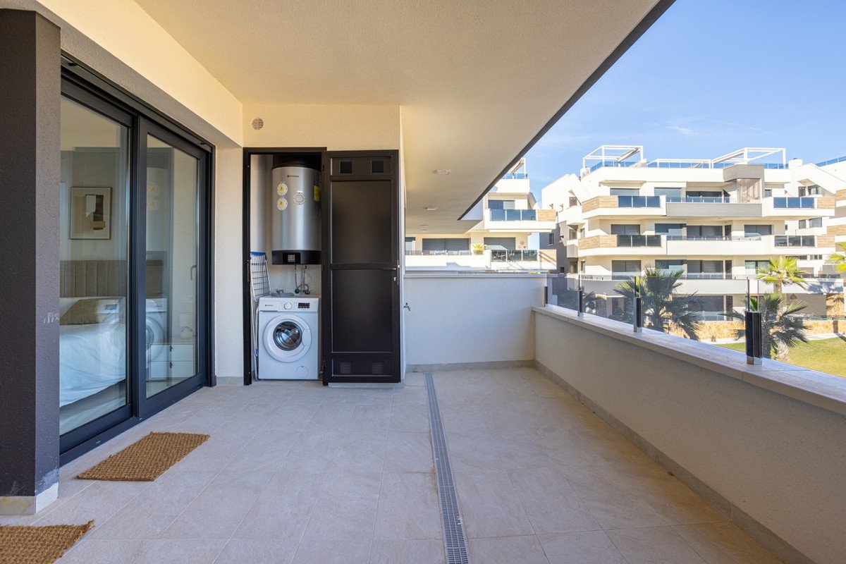 2 Bed Ground Floor Apartment in Los Altos