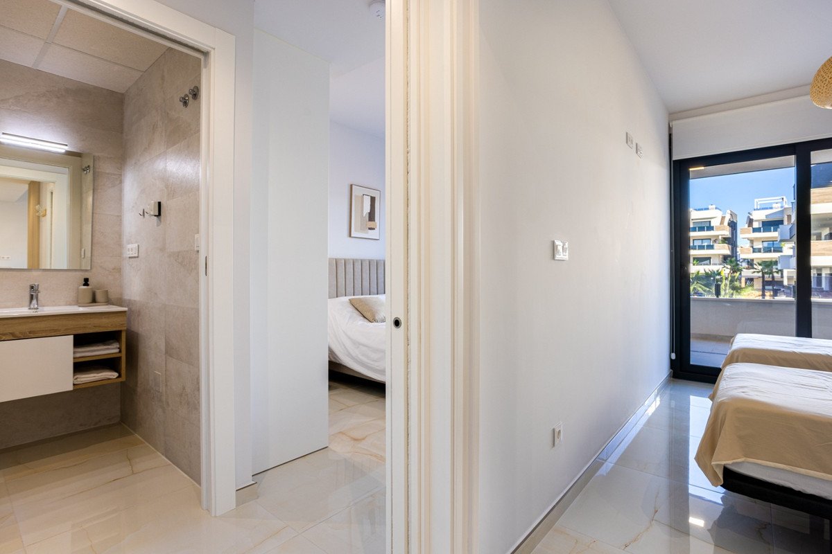 2 Bed Ground Floor Apartment in Los Altos