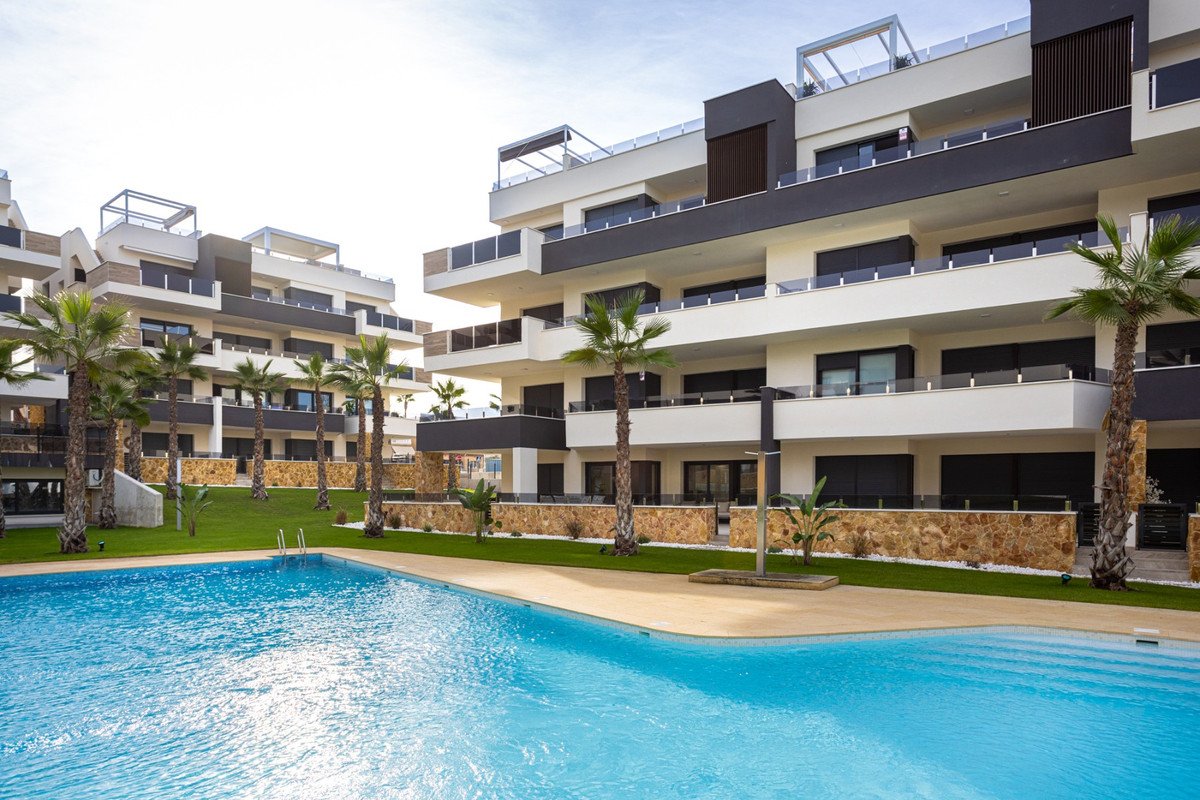 2 Bed Ground Floor Apartment in Los Altos